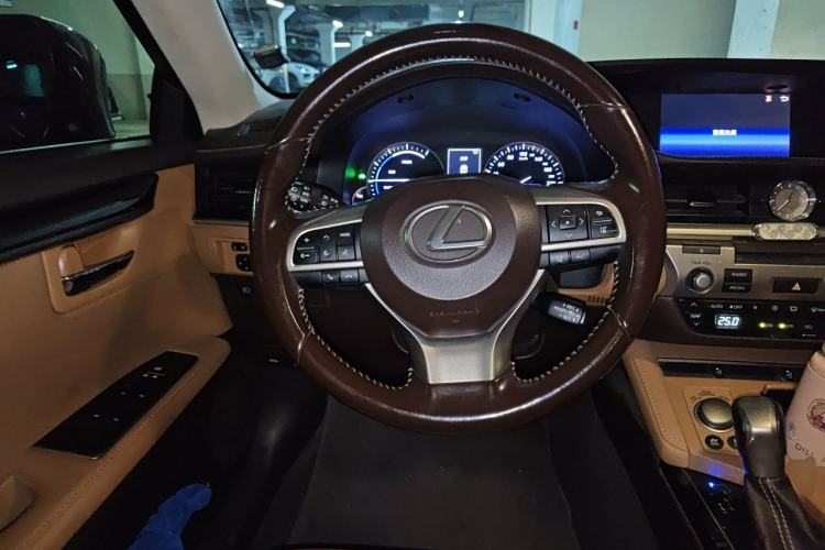 Used Lexus ES 2015 300h Comfort Edition Steering Wheel