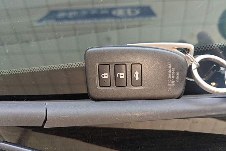 Used Lexus ES 2015 300h Comfort Edition Vehicle Key