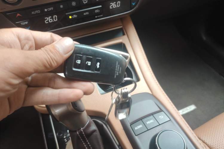 Used Lexus ES 2015 300h Comfort Edition Vehicle Key