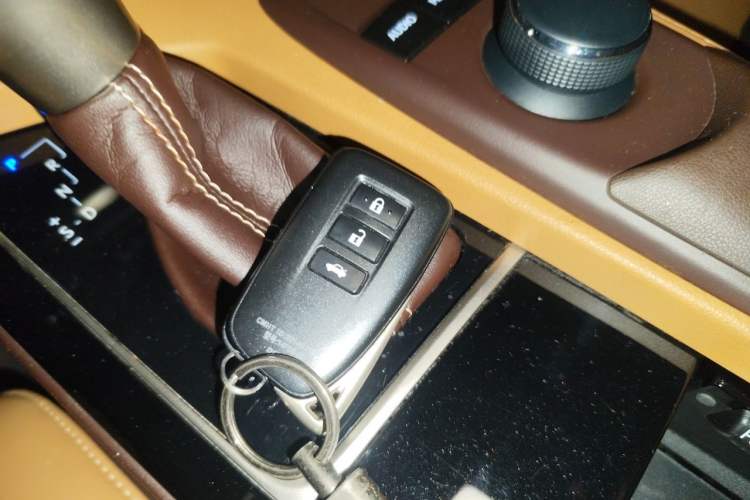 Used Lexus ES 2015 300h Comfort Edition Vehicle Key