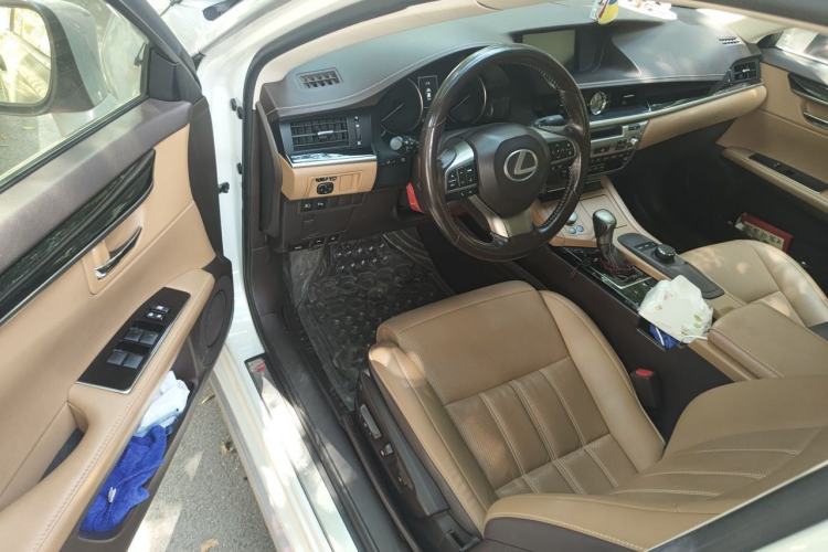 Used Lexus ES 2015 300h Comfort Edition Driver Seat