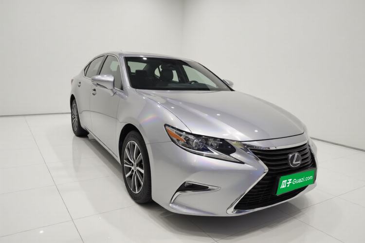 Used Lexus ES 2015 300h Comfort Edition Front Right 45 Deg
