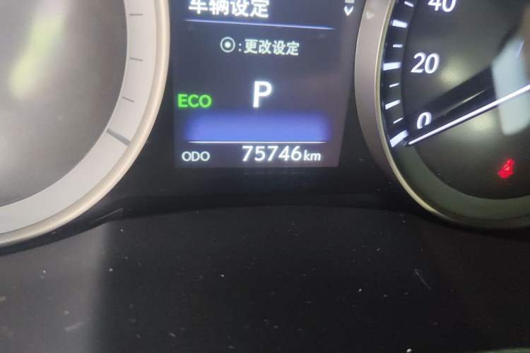 Used Lexus ES 2015 300h Comfort Edition Odometer Close Up
