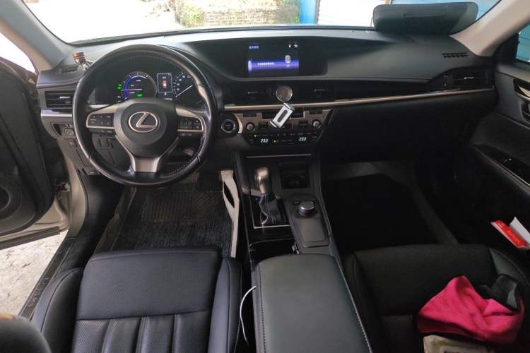 Used Lexus ES 2015 300h Comfort Edition Center Console