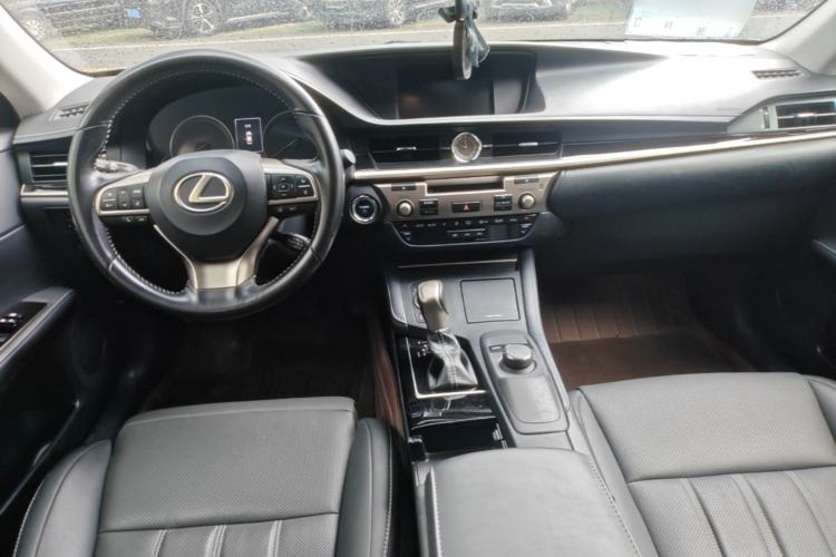 Used Lexus ES 2015 300h Comfort Edition Center Console
