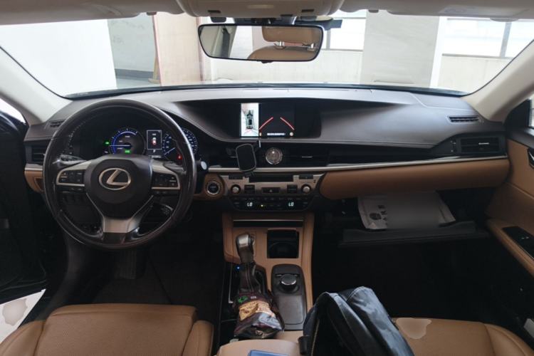 Used Lexus ES 2015 300h Comfort Edition Center Console