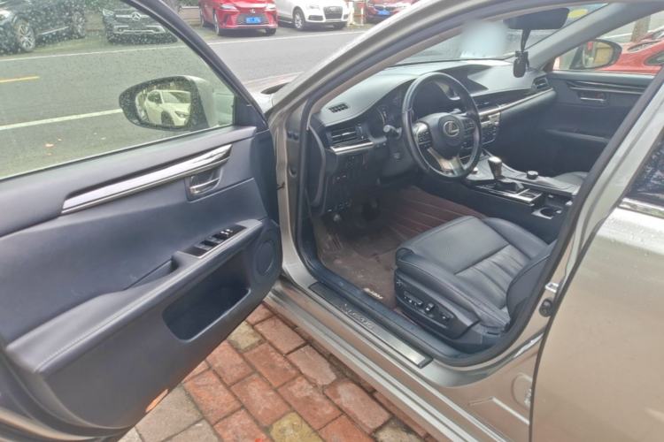Used Lexus ES 2015 300h Comfort Edition Driver Seat