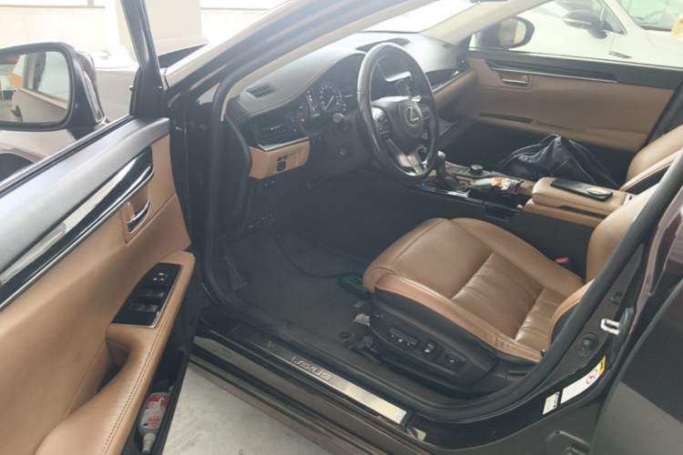 Used Lexus ES 2015 300h Comfort Edition Driver Seat