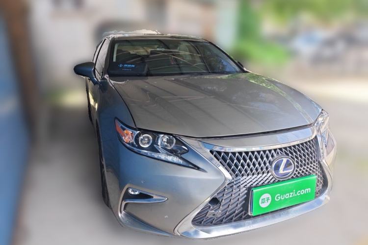 Used Lexus ES 2015 300h Comfort Edition Front Right 45 Deg