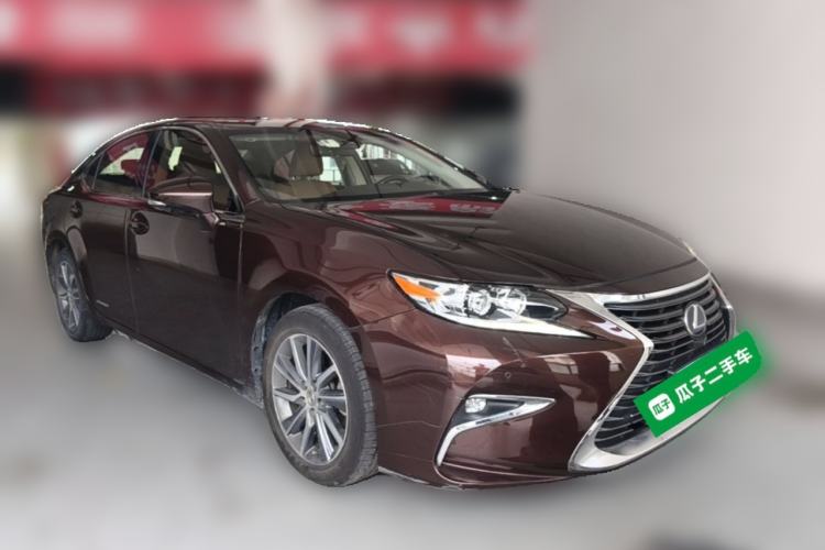 Used Lexus ES 2015 300h Comfort Edition Front Right 45 Deg
