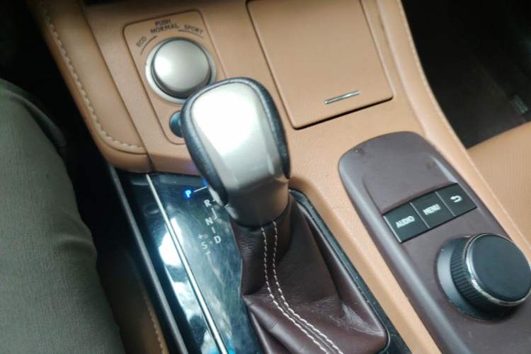Used Lexus ES 2015 200 Elite Edition Gear Lever