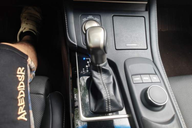 Used Lexus ES 2015 300h Comfort Edition Gear Lever