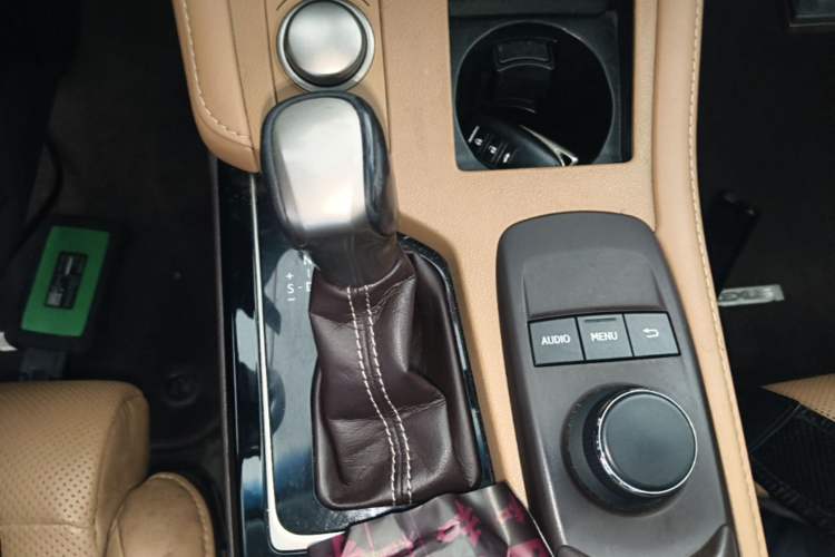 Used Lexus ES 2015 300h Comfort Edition Gear Lever
