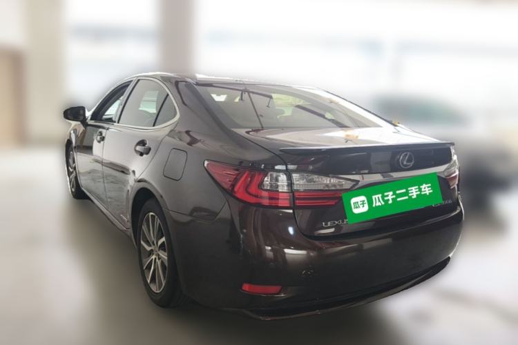 Used Lexus ES 2015 300h Comfort Edition Rear Left 45 Deg