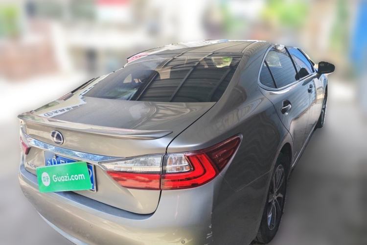 Used Lexus ES 2015 300h Comfort Edition Rear Right 45 Deg