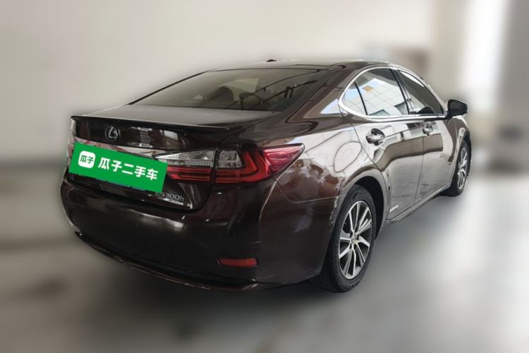 Used Lexus ES 2015 300h Comfort Edition Rear Right 45 Deg
