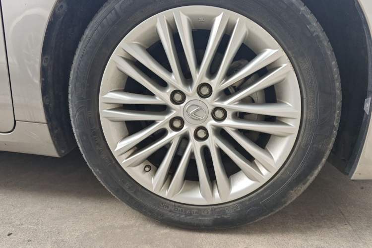 Used Lexus ES 2015 200 Elite Edition Right Front Wheel Hub