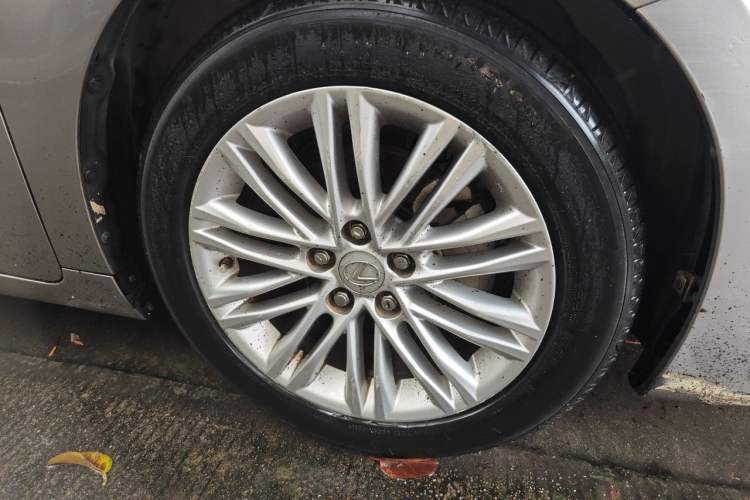 Used Lexus ES 2015 200 Elite Edition Right Front Wheel Hub