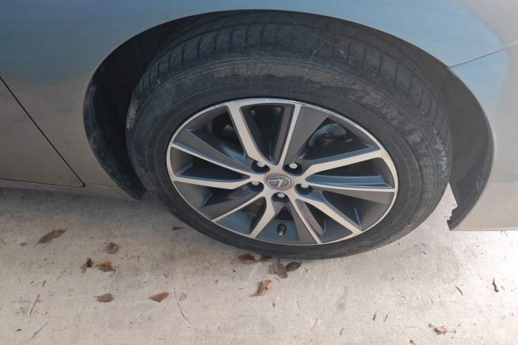 Used Lexus ES 2015 300h Comfort Edition Right Front Wheel Hub