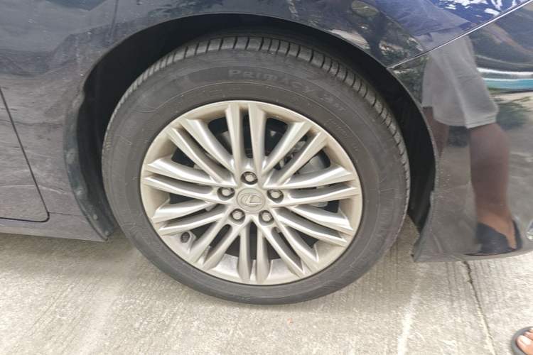 Used Lexus ES 2015 200 Elite Edition Right Front Wheel Hub