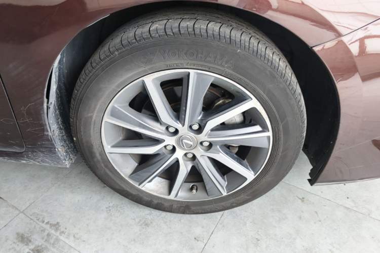 Used Lexus ES 2015 300h Comfort Edition Right Front Wheel Hub