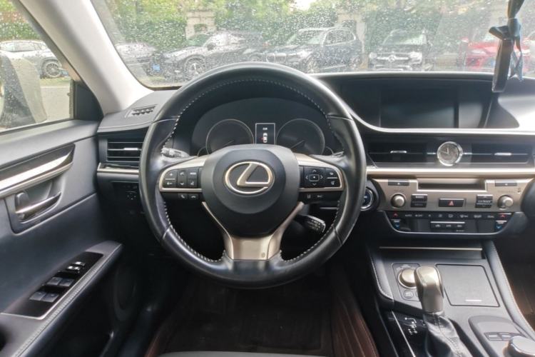 Used Lexus ES 2015 300h Comfort Edition Steering Wheel