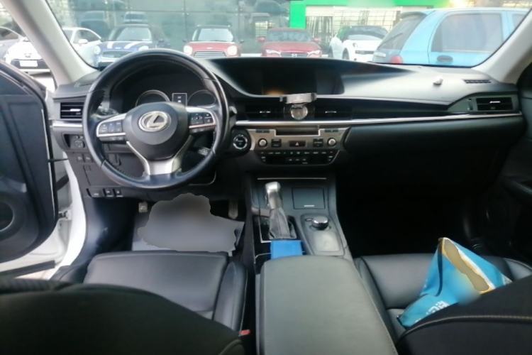 Used Lexus ES 2015 300h Comfort Edition Center Console