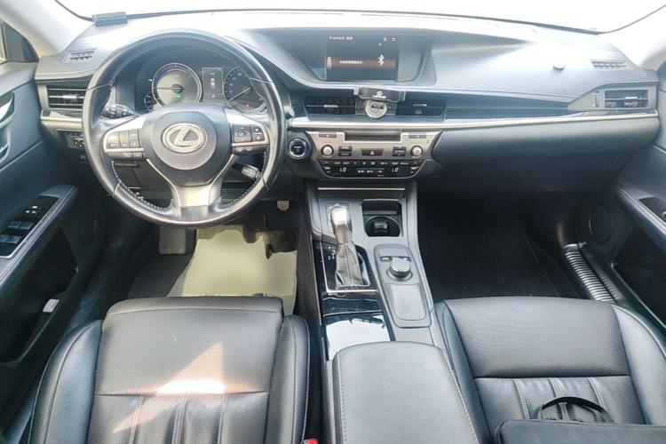 Used Lexus ES 2015 300h Comfort Edition Center Console