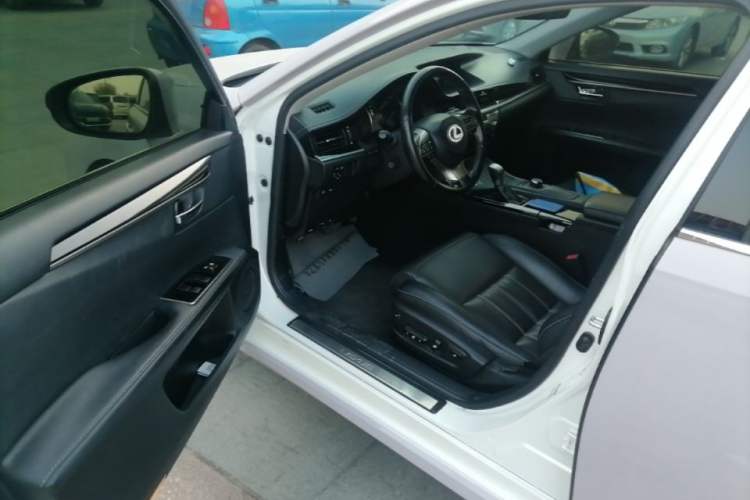 Used Lexus ES 2015 300h Comfort Edition Driver Seat