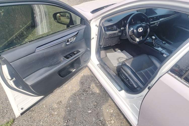 Used Lexus ES 2015 300h Comfort Edition Driver Seat