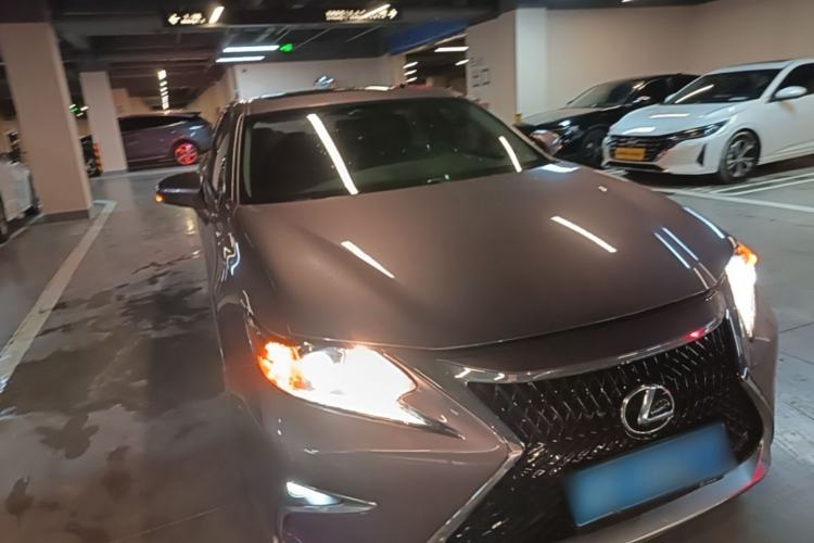 Used Lexus ES 2015 200 Elite Edition Front Right 45 Deg