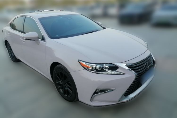 Used Lexus ES 2015 300h Comfort Edition Front Right 45 Deg