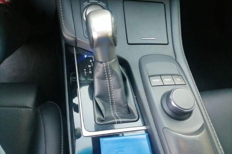 Used Lexus ES 2015 300h Comfort Edition Gear Lever
