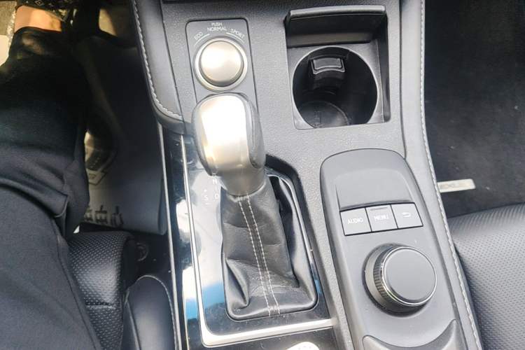 Used Lexus ES 2015 300h Comfort Edition Gear Lever