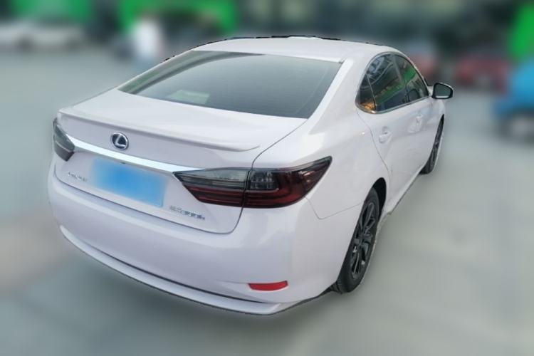 Used Lexus ES 2015 300h Comfort Edition Rear Right 45 Deg