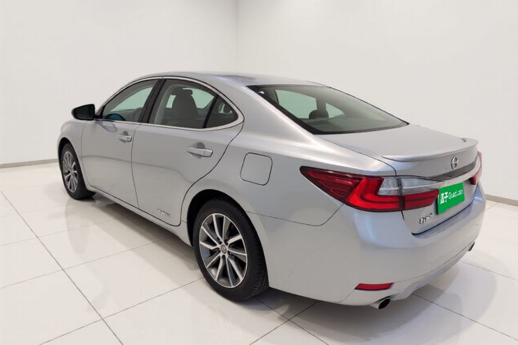 Used Lexus ES 2015 300h Comfort Edition Rear Left 45 Deg
