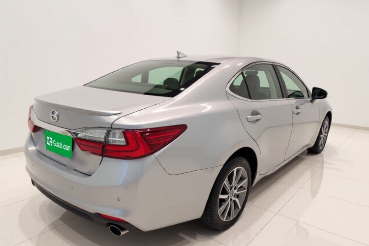 Used Lexus ES 2015 300h Comfort Edition Rear Right 45 Deg