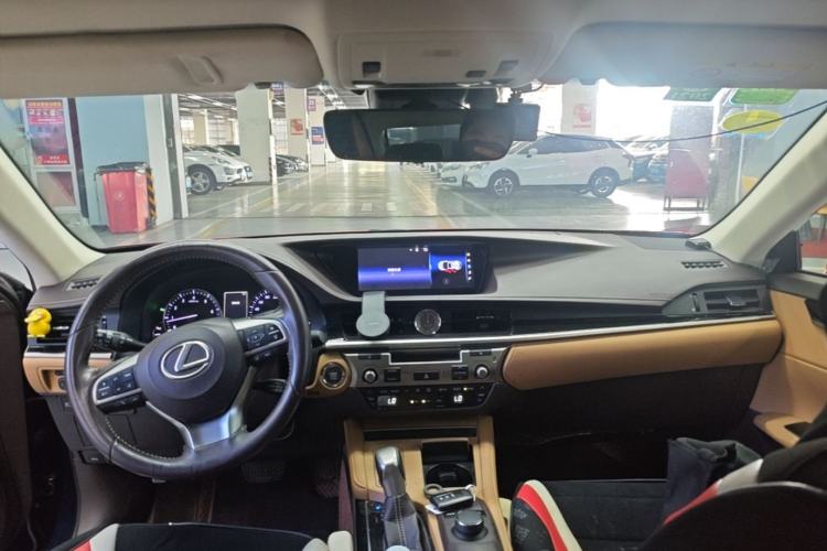 Used Lexus ES 2015 200 Comfort Edition Center Console