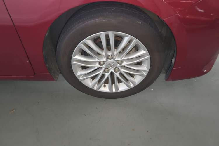 Used Lexus ES 2015 200 Elite Edition Right Front Wheel Hub