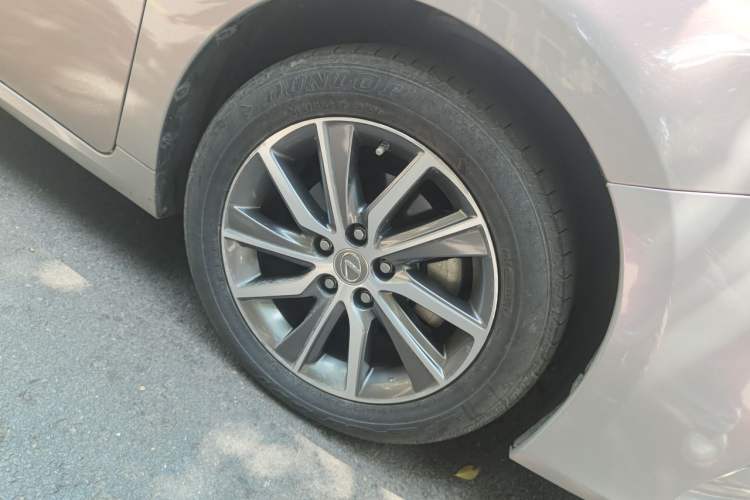 Used Lexus ES 2015 300h Comfort Edition Right Front Wheel Hub