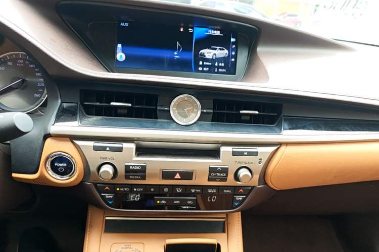 Used Lexus ES 2015 300h Comfort Edition Audio And AC Panel