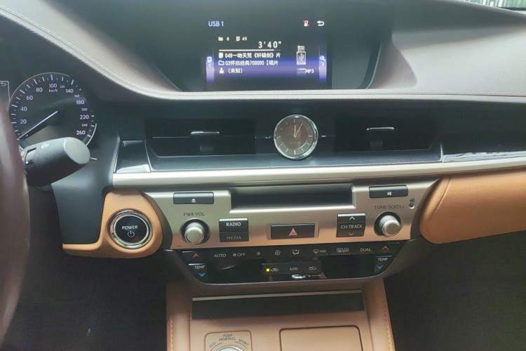 Used Lexus ES 2015 300h Comfort Edition Audio And AC Panel