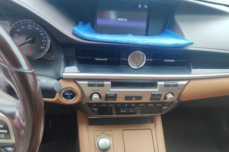 Used Lexus ES 2015 300h Comfort Edition Audio And AC Panel