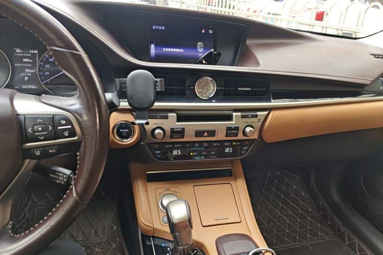 Used Lexus ES 2015 300h Comfort Edition Audio And AC Panel