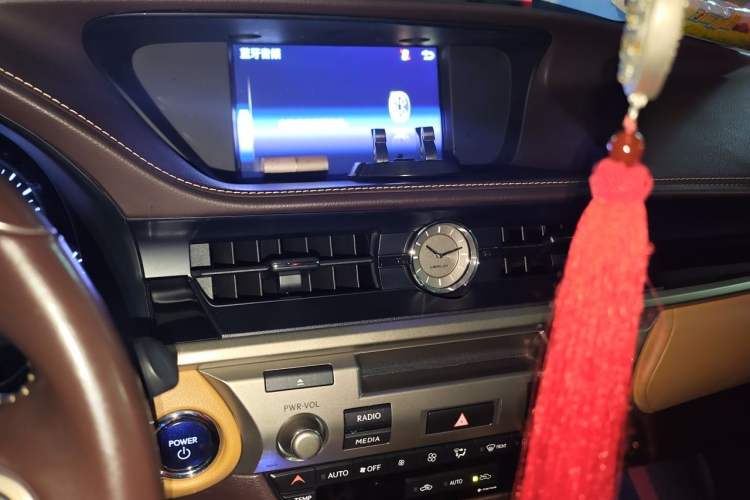 Used Lexus ES 2015 300h Comfort Edition Audio And AC Panel