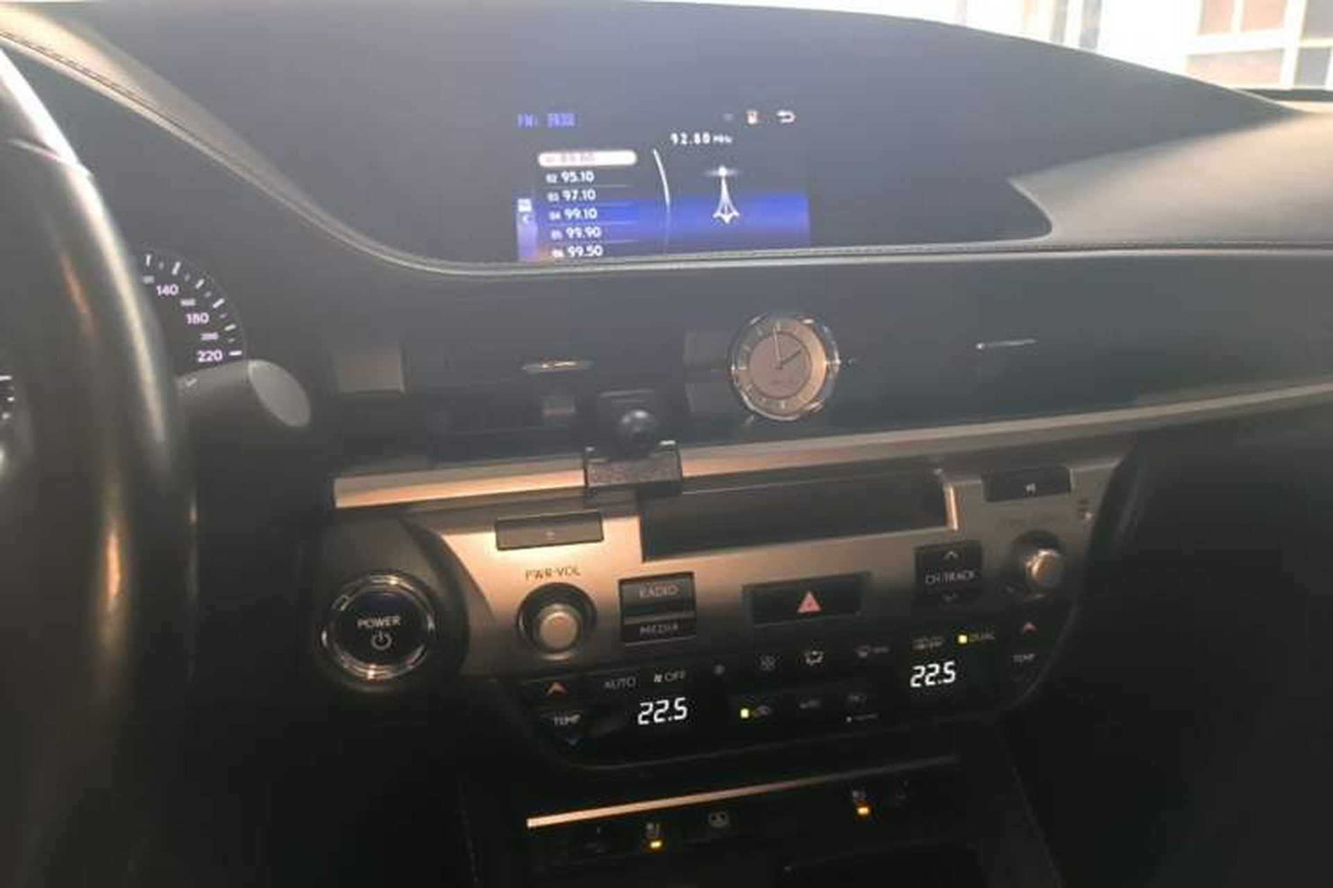 Used Lexus ES 2015 300h Luxury Edition Audio And AC Panel