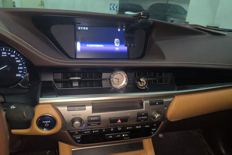 Used Lexus ES 2015 300h Comfort Edition Audio And AC Panel