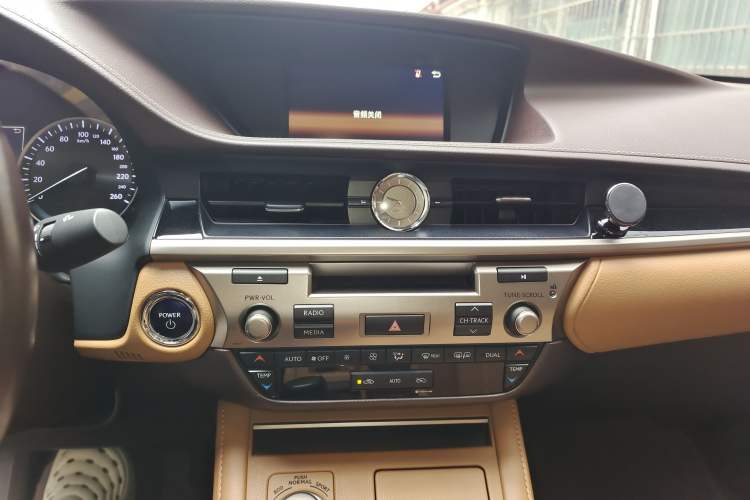 Used Lexus ES 2015 300h Comfort Edition Audio And AC Panel
