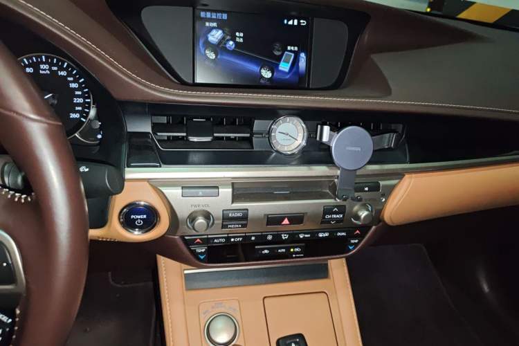 Used Lexus ES 2015 300h Comfort Edition Audio And AC Panel