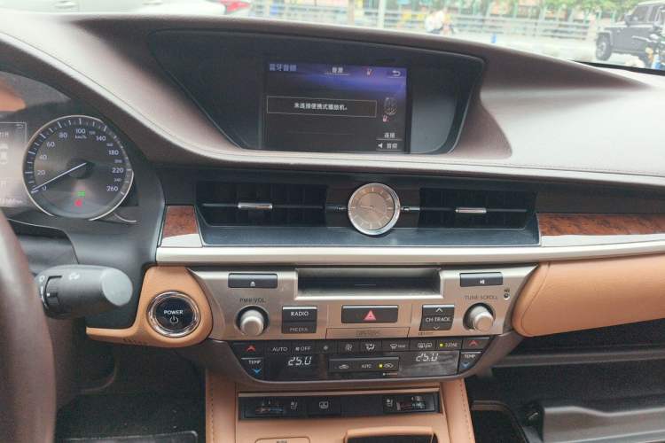 Used Lexus ES 2015 300h Premium Edition Audio And AC Panel